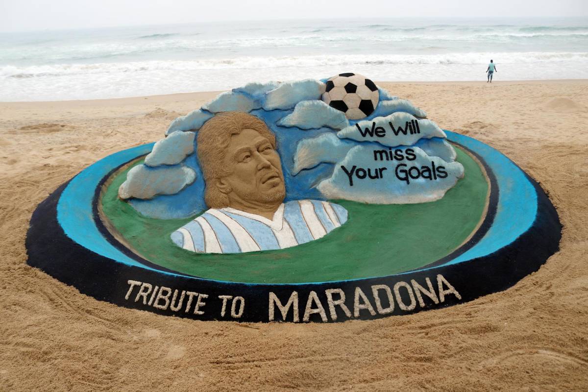 En la India, seguidores del astro argentino le hicieron una escultura de arena. FOTO EFE