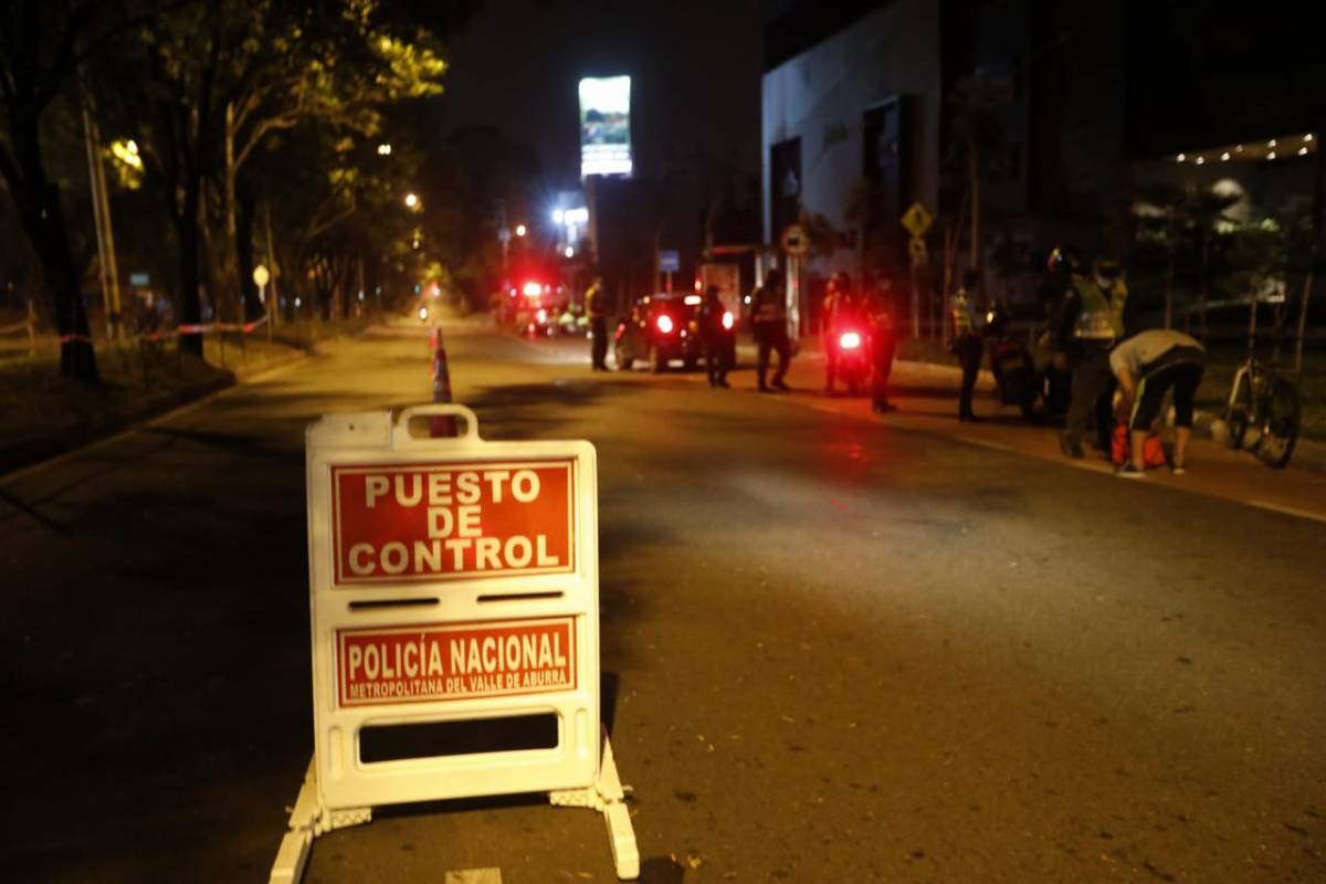 Puesto de control la noche de este jueves frente al centro comercial Arkadia. FOTO CAMILO SUÁREZ