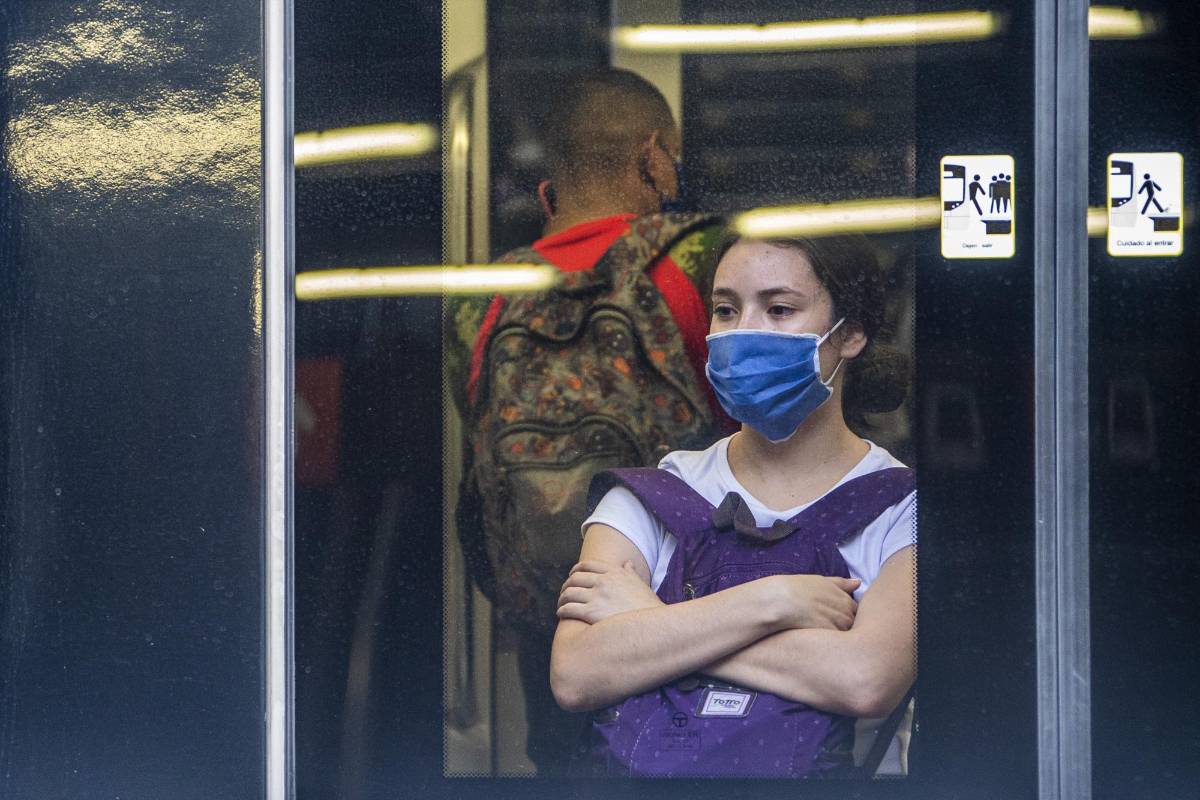 Cientos de personas se cruzan a diario en los vagones del Metro. Foto: Carlos Velásquez