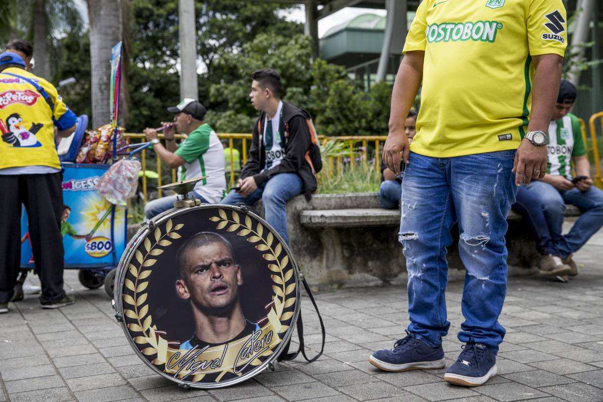 La hinchada de Atlético Nacional comienza a llegar a las inmediaciones del Atanasio Girardot donde tendrá lugar el duelo definitivo ante Tolima. FOTO SANTIAGO MESA
