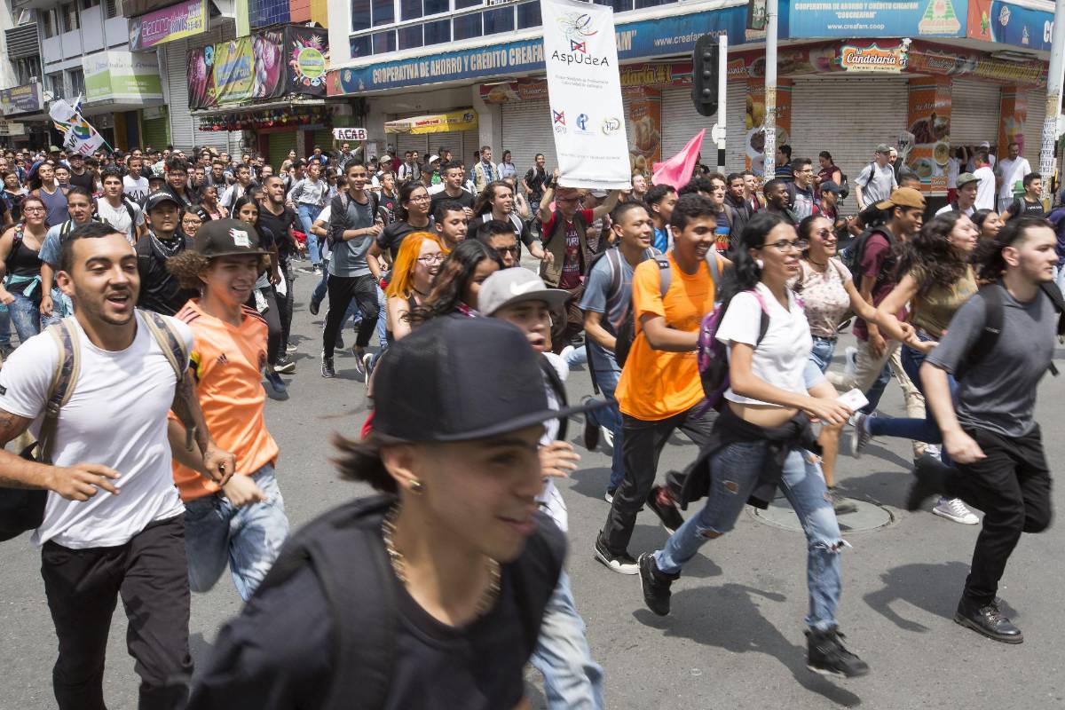 En la tarde se presentaron disturbios en la calle Barranquilla, a las afueras de la Universidad de Antioquia. FOTO EDWIN BUSTAMANTE