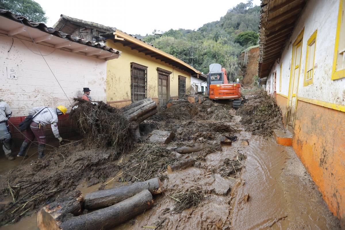 El Batallón de Ingenieros Pedro Nel Ospina ayuda con maquinaria y personal para apoyar las labores de remoción de escombros. FOTO Jaime Pérez