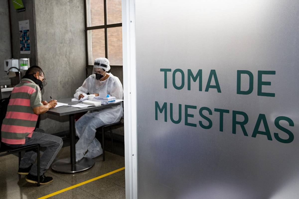 Los usuarios del Metro encontrarán en las estaciones Niquía, San Antonio, Poblado y Sabaneta las cabinas marcadas donde pueden hacerse gratis la prueba de covid-19. Foto: Jaime Pérez