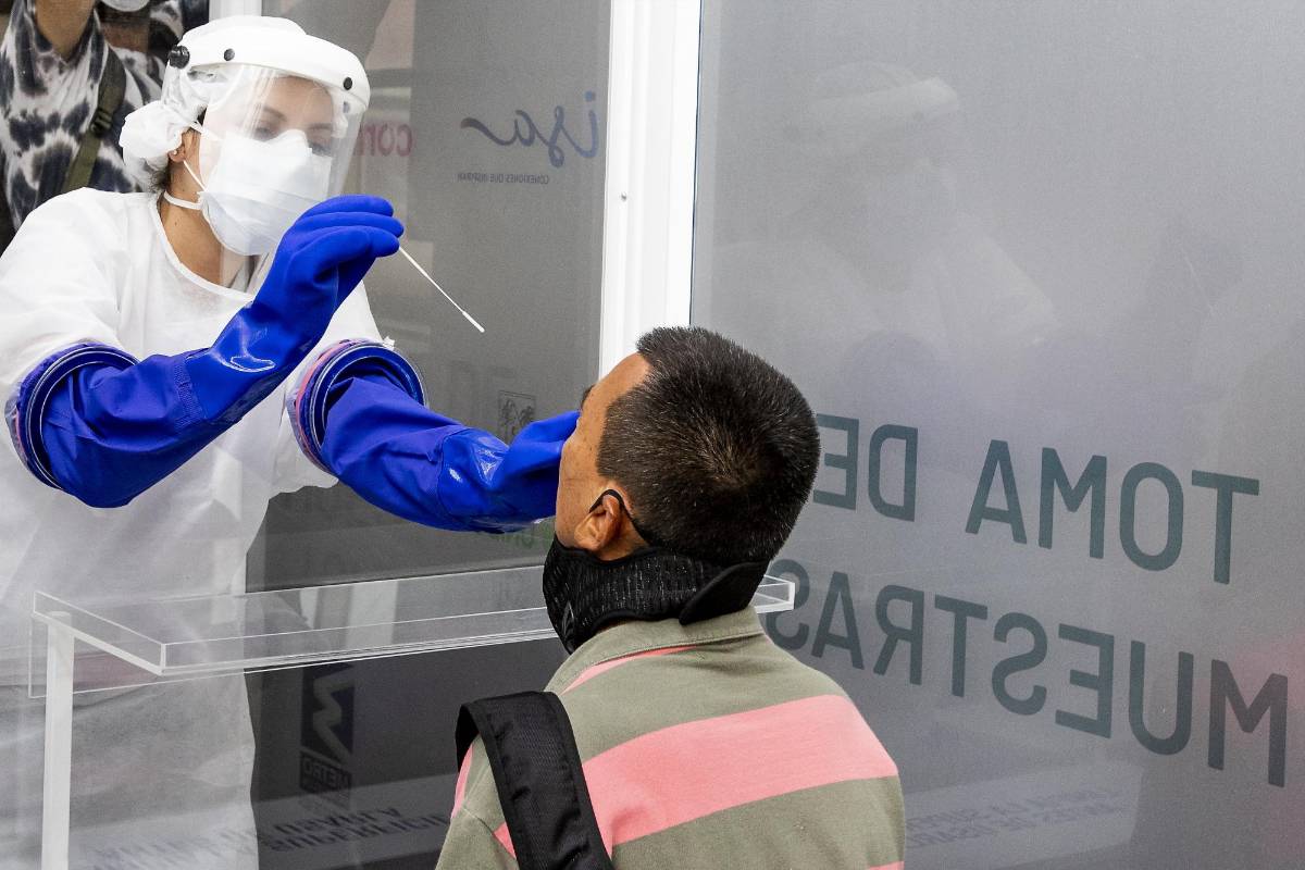 Los usuarios del Metro encontrarán en las estaciones Niquía, San Antonio, Poblado y Sabaneta las cabinas marcadas donde pueden hacerse gratis la prueba de covid-19. Foto: Jaime Pérez