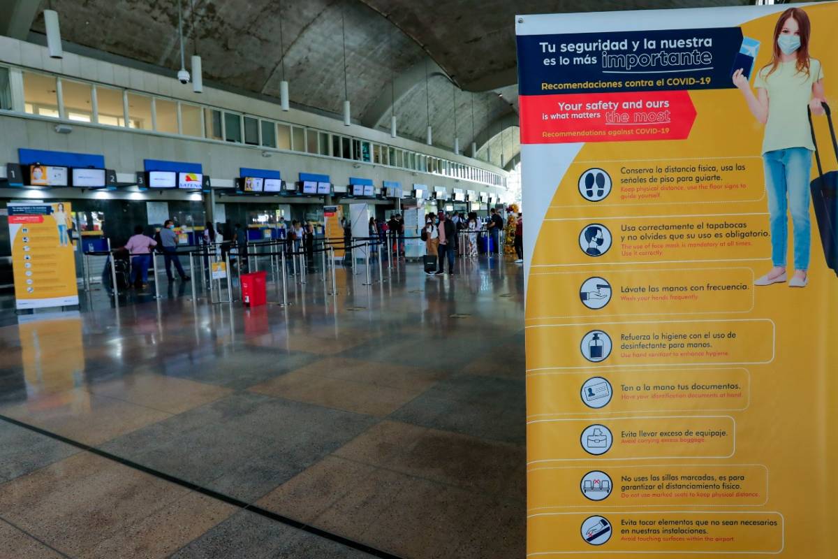 Si se cumple con la llegada anticipada para tomar el vuelo los viajeros evitarán que se presenten aglomeraciones y se exponga su salud, por ello se pide hacer el check in previamente. FOTO JAIME PÉREZ
