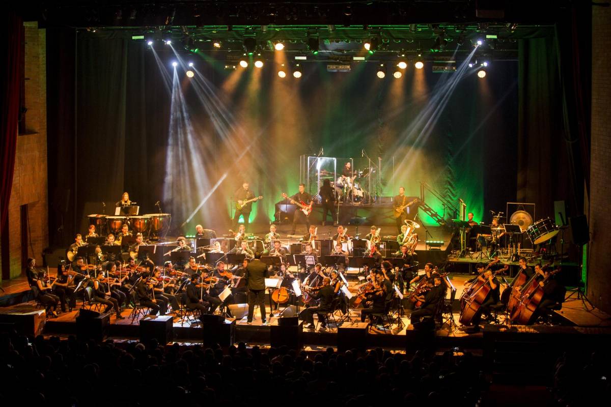 “Es importante hacer estos tributos a bandas de rock legendarias porque durante muchas generaciones nos han influenciado” afirma el director de este tributo, Juan David Osorio. FOTO: CARLOS VELÁSQUEZ