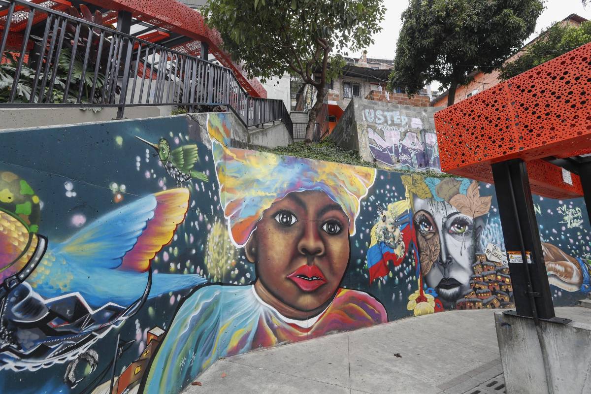 En el barrio La Independencia, de Medellín, donde están las escaleras eléctricas y se realiza el grafiti tour, la gente se resguarda cumplidamente ante el coronavirus y espera el día en que puedan atender de nuevo a los turistas. FOTO MANUEL SALDARRIAGA