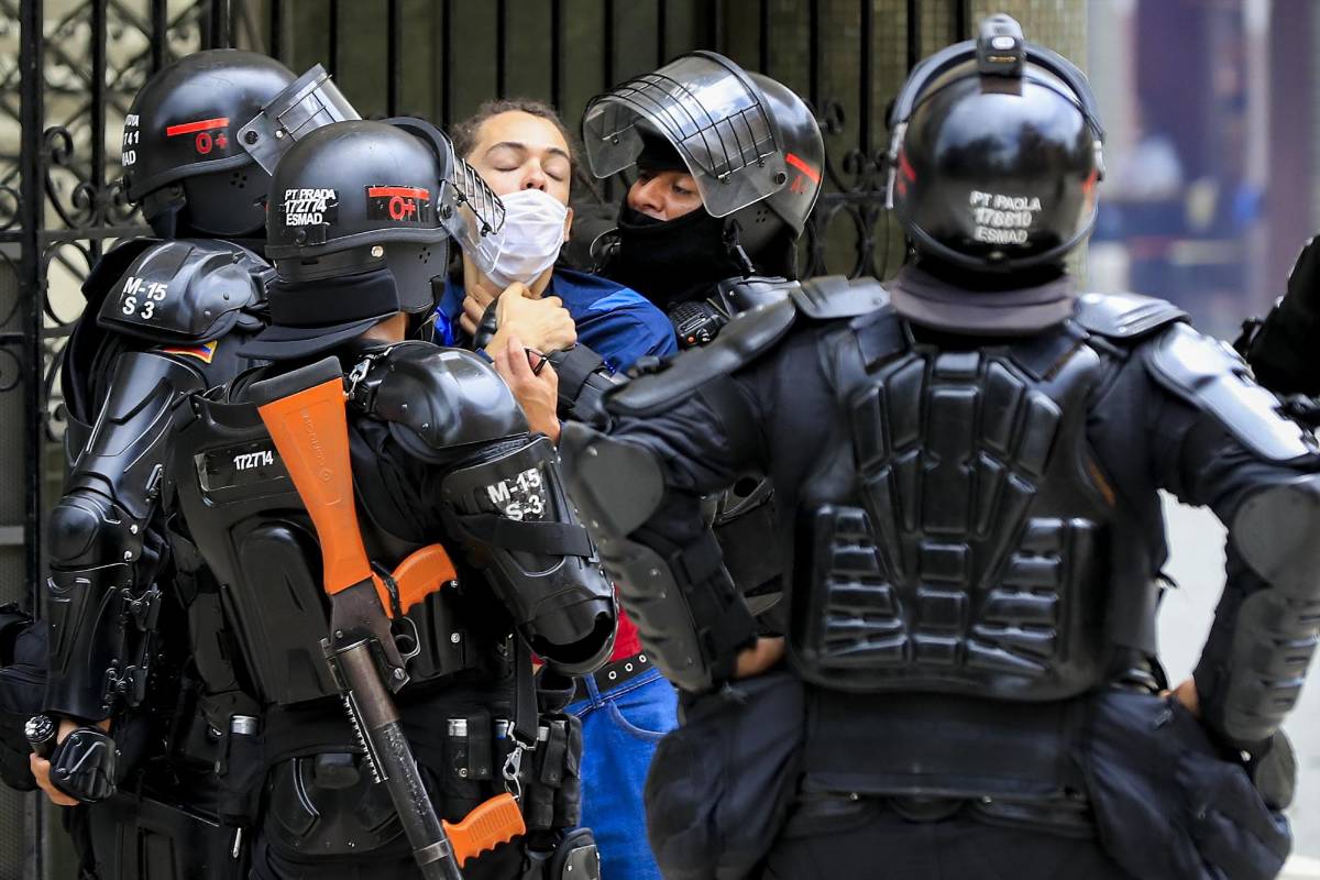 Hay unas 45 personas que van a quedar capturadas por daño al bien ajeno y ya que la Fiscalía resuelva. Son detenidas por el artículo 368 por la violación de la medida sanitaria, otras conducidas al CPT. FOTO JAIME PÉREZ