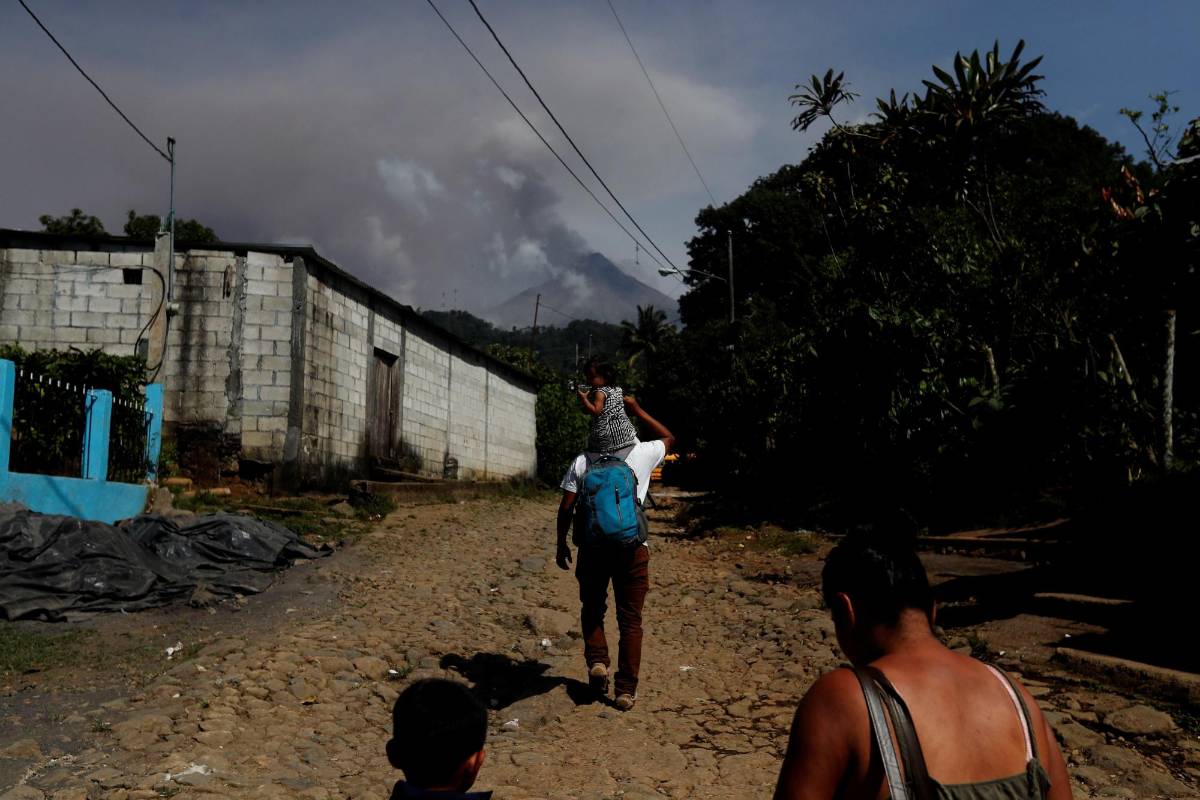 Junto con el volcán de Fuego, también se mantienen activos en Guatemala los volcanes Pacaya, 20 km al sur de la capital, y el Santiaguito, 117 km al oeste, que han aumentado su actividad pero sin entrar en fase eruptiva.