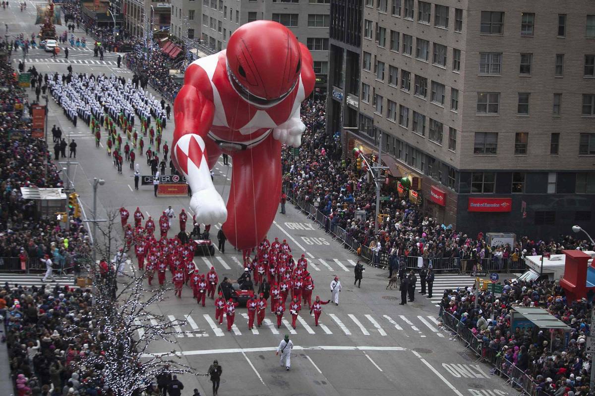 El acontecimiento anual reúne a una multitud de personas a lo largo del recorrido por el centro de Manhattan hasta la tienda más reconocida de la marca. FOTO REUTERS