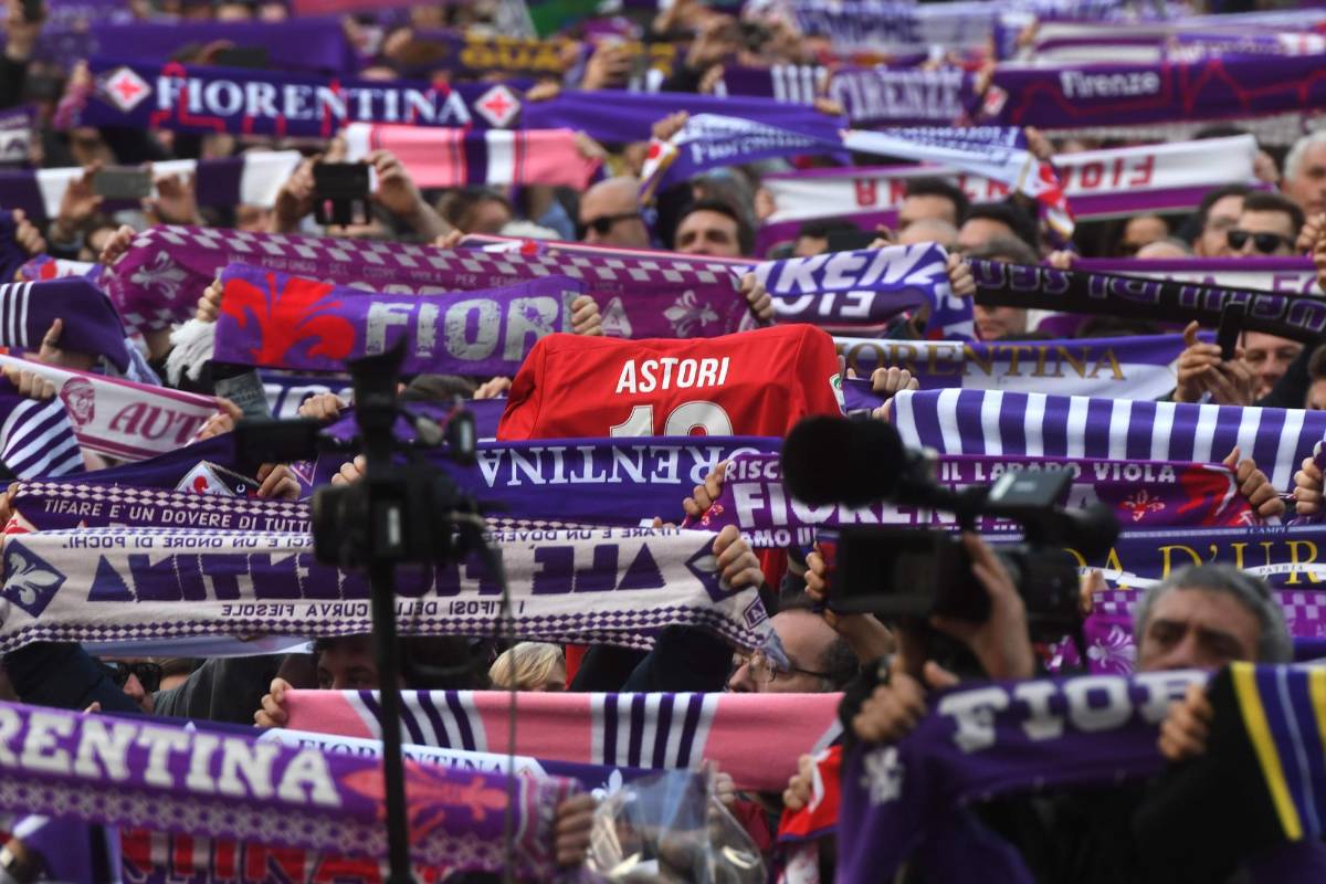 Los seguidores de la Fiorentina expresaron su pesar y cariño por el jugador que falleció el pasado domingo, por un problema cardíaco. FOTO AFP