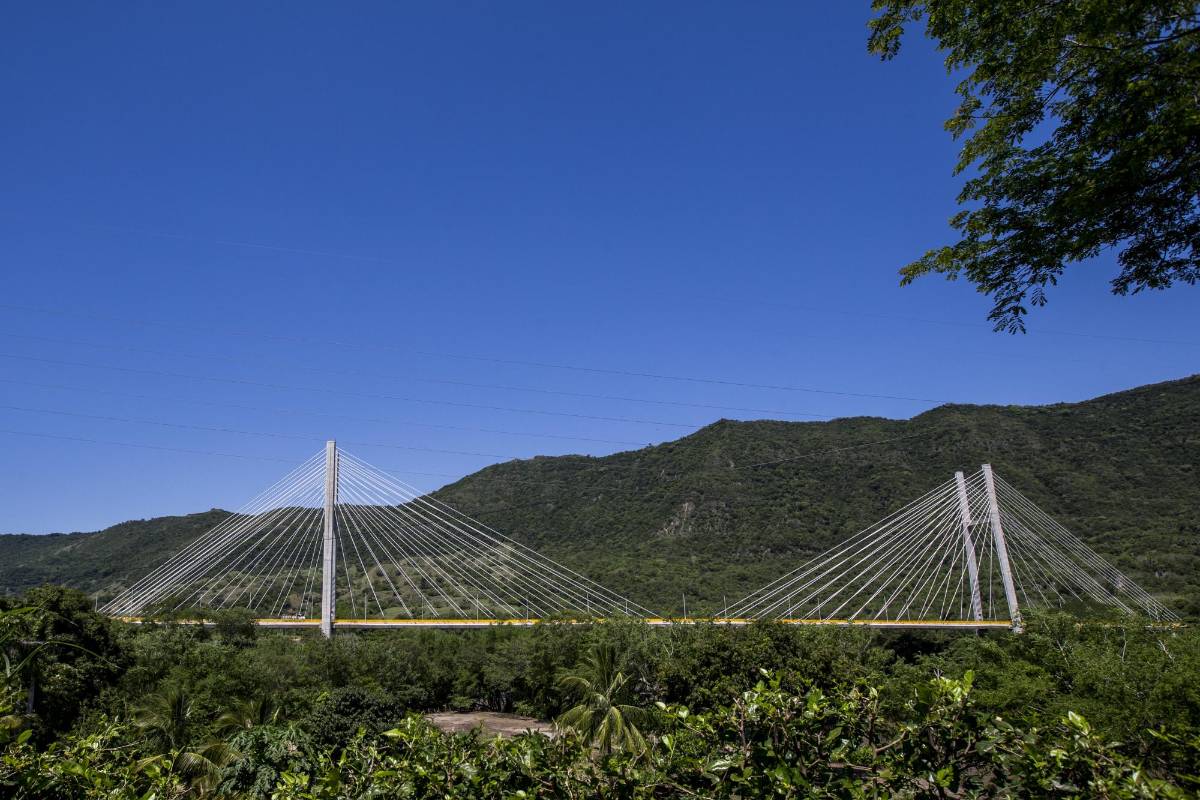 A principios de este año se inauguró el puente de Honda, que comunica a Tolima con Cundinamarca. FOTO JULIO CÉSAR HERRERA