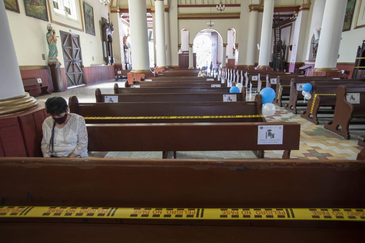 Además de la reapertura económica, los templos religiosos se suman a los lugares que, aunque limitados, permiten compartir con tapabocas y el uso de las zonas de desinfección. Foto: Edwin Bustamante