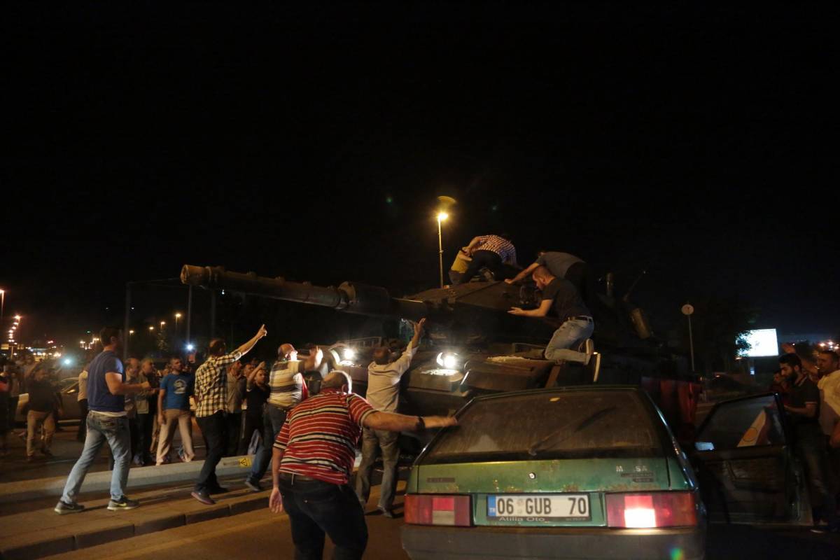 El pueblo turco intenta detener los tanques en Ankara, Turquía. FOTO AP