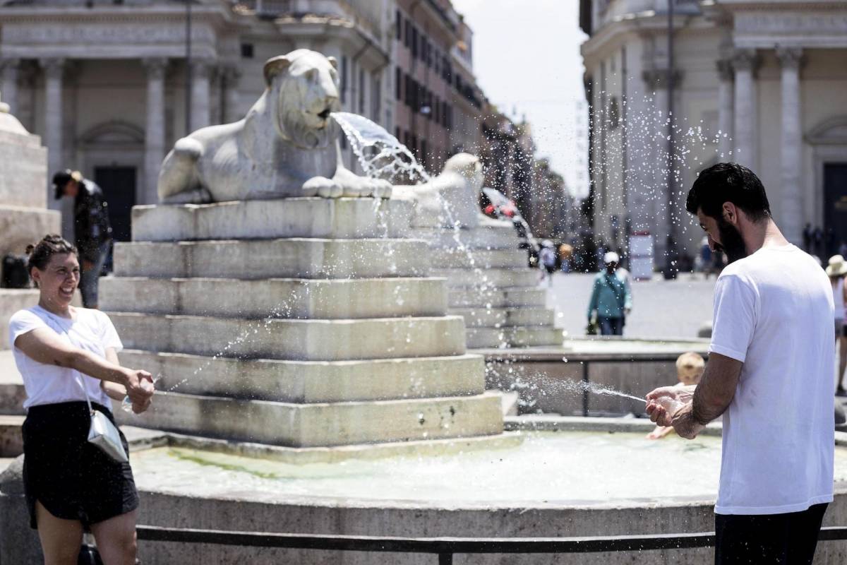 Dos chicos se refrescan junto a una fuente en el centro de Roma (Italia) este miércoles. Las temperaturas alcanzaron los 34 grados con altos niveles de humedad y aire caliente en plena ola de calor que afecta a gran parte del país. Foto: EFE