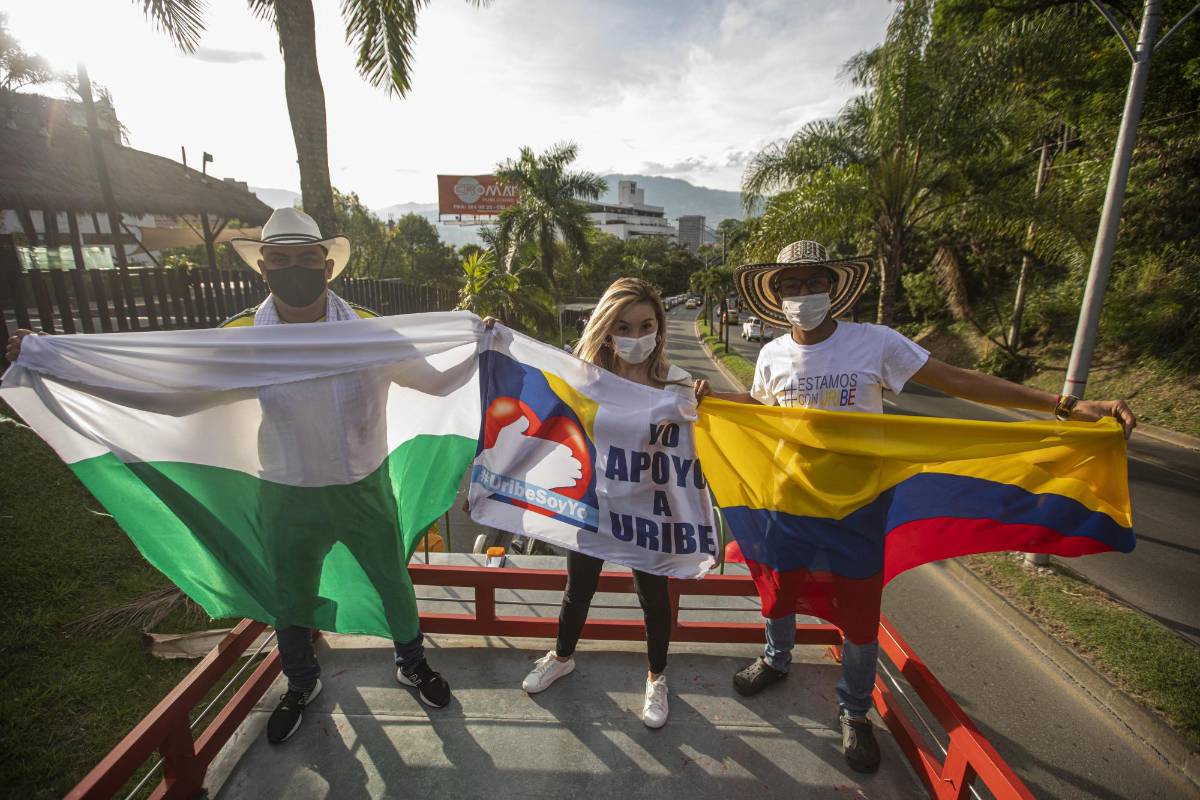 La caravana tuvo como destino el sector de Llanogrande en Rionegro, donde está ubicada la casa del expresidente. Foto: Carlos Velásquez