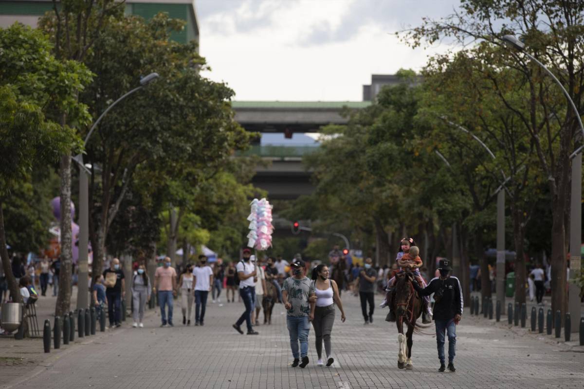 Muchos ciudadanos se resisten a cambiar las formas de compartir en los espacios públicos de Medellín debido a la situación de salud pública mundial. FOTO: Edwin Bustamante