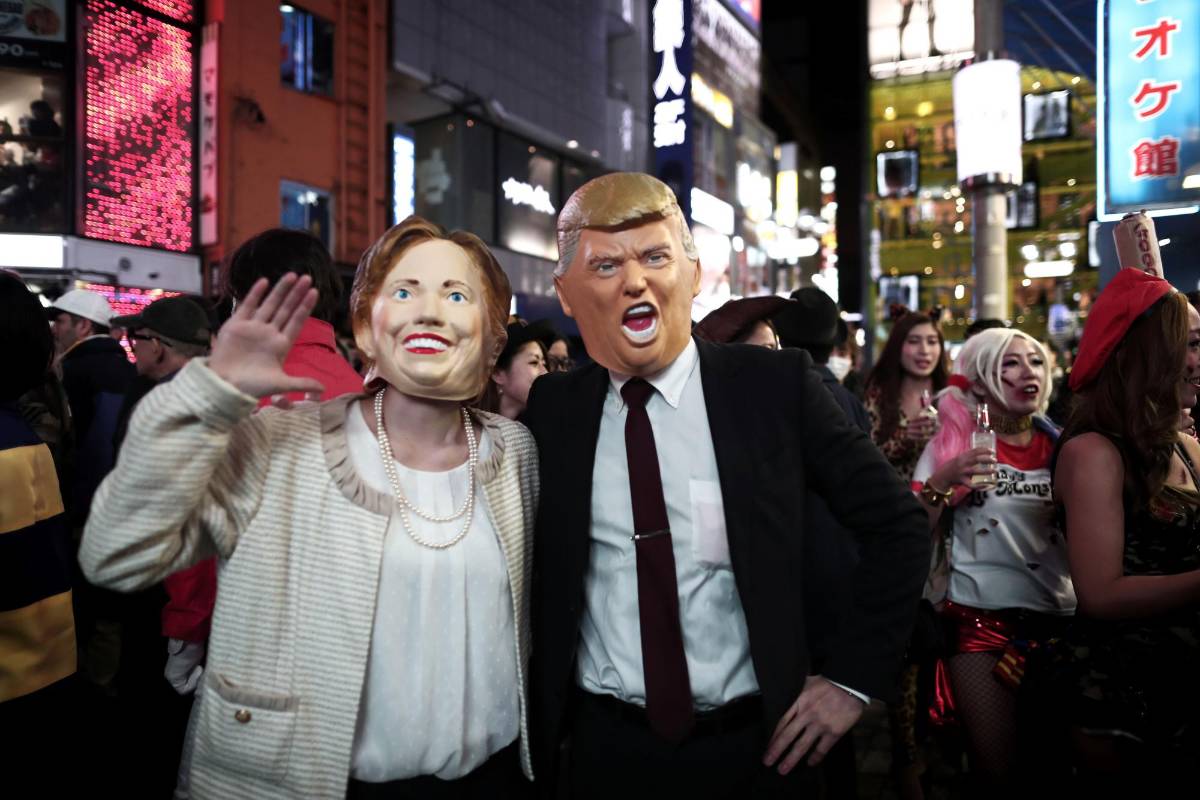 La tradicional fiesta de Halloween despierta la creatividad en todos los rincones del mundo. Desde los macabros personajes típicos de películas de terror hasta los más osados que usan la actualidad como excusa para robarse todas las miradas. FOTO AFP 