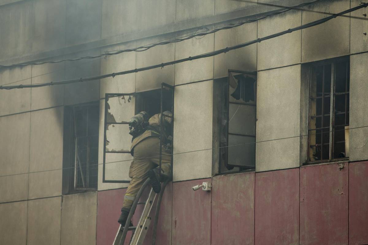 Cuando bomberos apagaban las llamas, una explosión desató el pánico. FOTO: SANTIAGO MESA. 