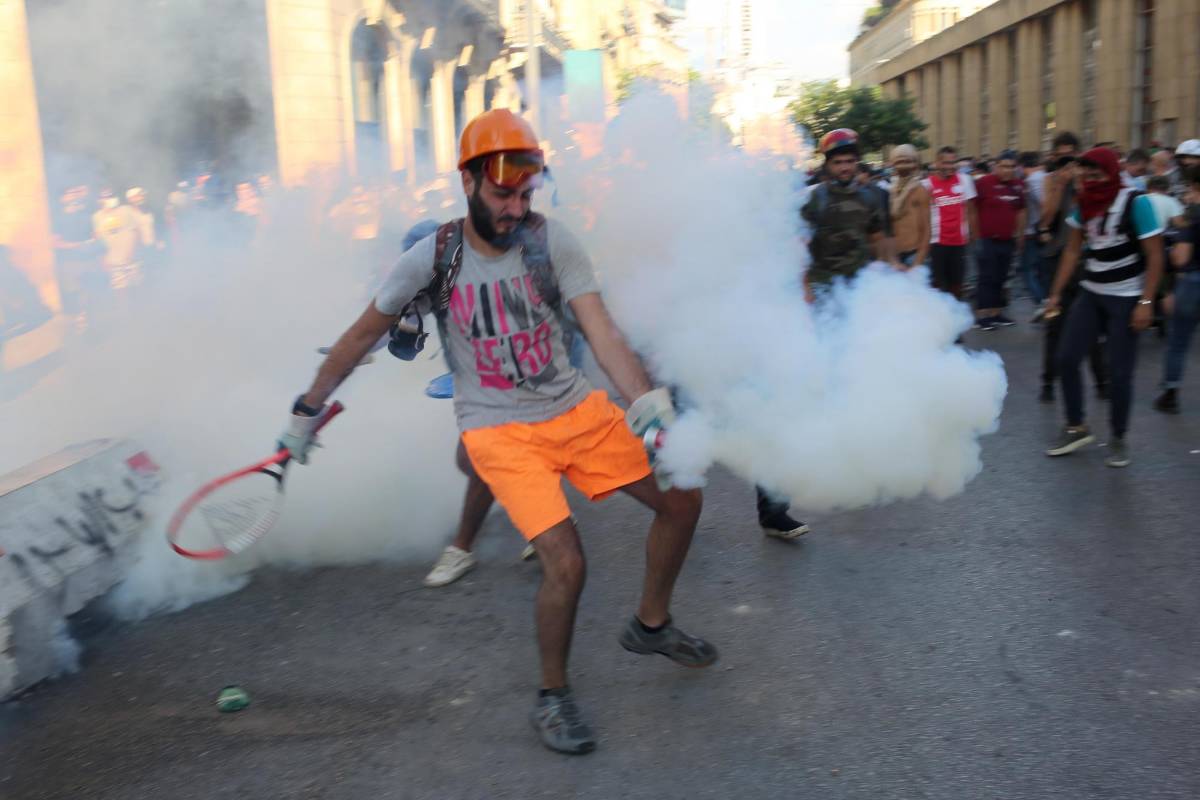 Fuertes enfrentamientos entre la fuerza pública y los manifestantes se registraron en la calles de Beirut. Foto: AFP