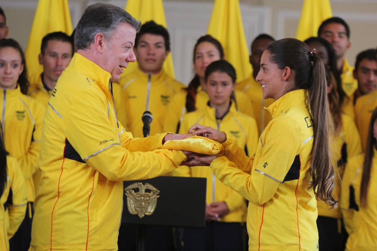 Fabriana recibió del Presidente Santos la Tricolor y tomó el juramento de representación de Colombia.FOTO-COLPRENSA