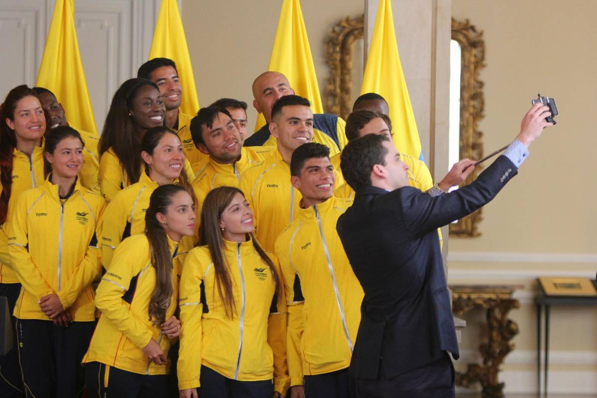 Los deportistas aprovecharon para tomarse selfies que compartieron en sus redes sociales. FOTO-COLPRENSA