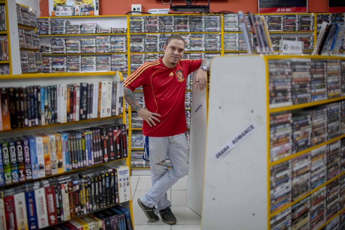 Mario Olavo Campanha, propietario de una tienda de alquiler de vídeos en el barrio de Lapa, Río de Janeiro, Brasil. FOTO: MAURO PIMENTEL; AFP.