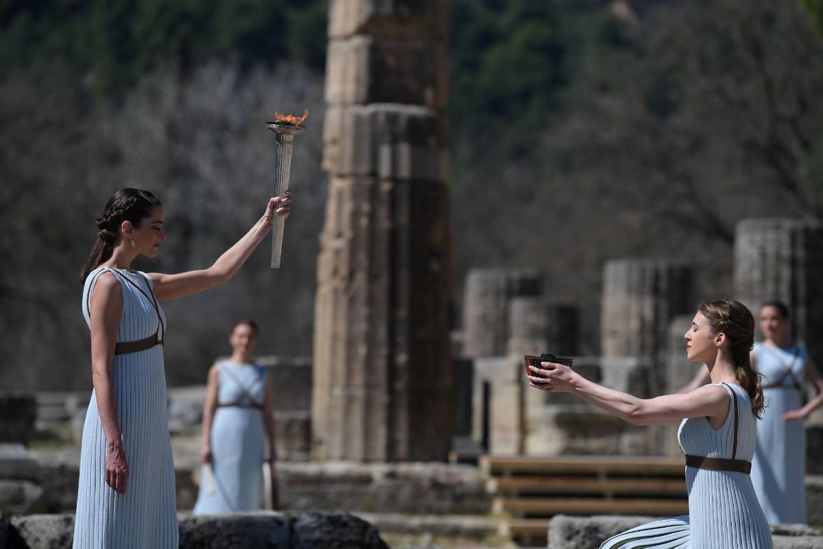 La llama olímpica de los Juegos Olímpicos de Tokio fue encendida en Olimpia, Grecia, sin espectadores. FOTO AFP