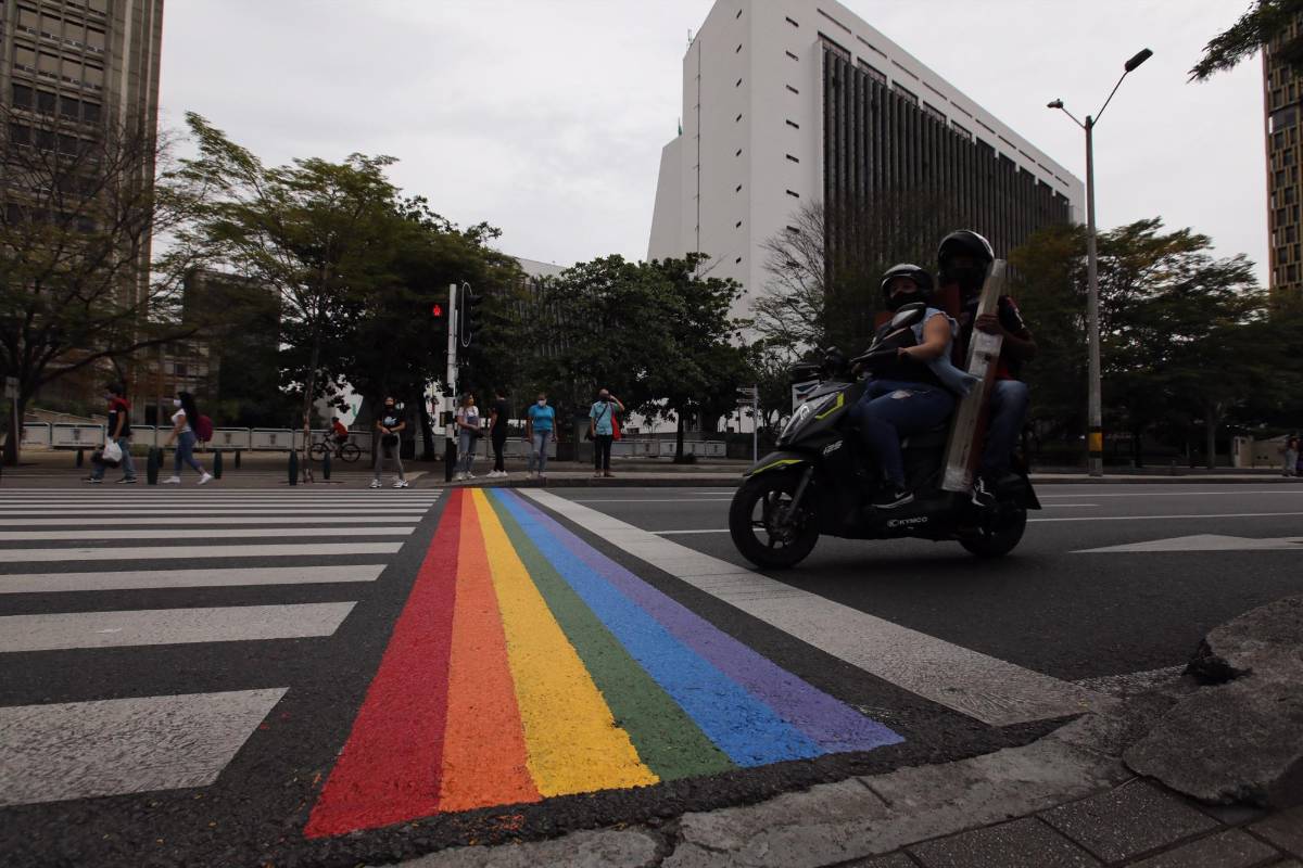 Mediante apropiaciones del espacio público se busca sensibilizar sobre temas de inclusión a la población Lgbtiq. Foto: Edwin Bustamante