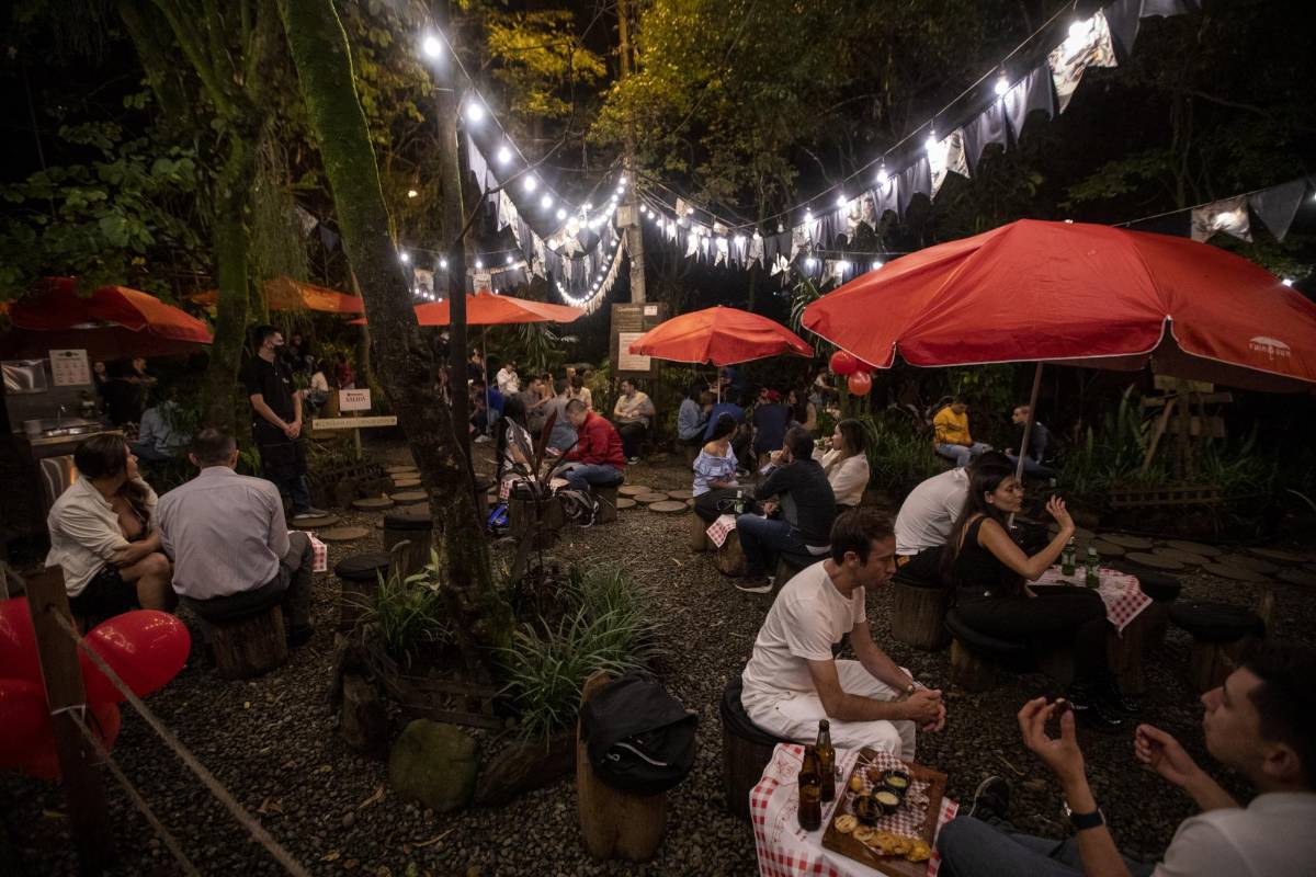 Reapertura de bares y restaurantes en el Parque Lleras. FOTO CAMILO SUÁREZ