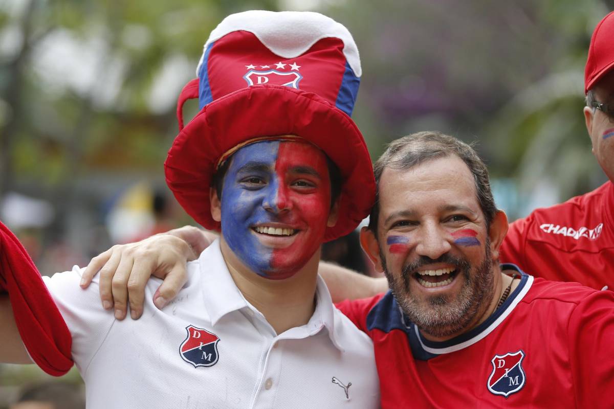 Desde las primeras horas del día, los hinchas del Medellín se congregaron cerca del estadio Atanasio Girardot. FOTO JUAN ANTONIO SÁNCHEZ.