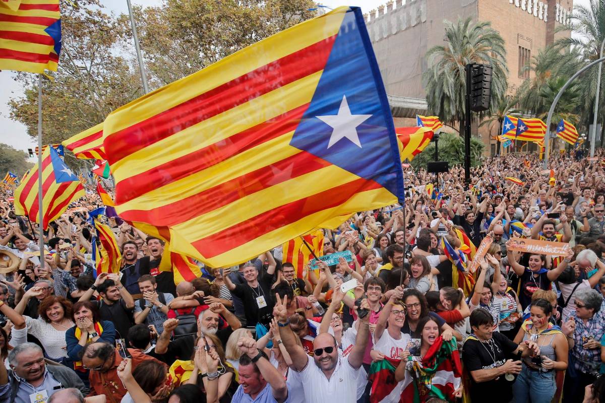 Miles de catalanes que están de acuerdo con la independencia salieron a celebrar al centro de Barcelona. FOTO AFP