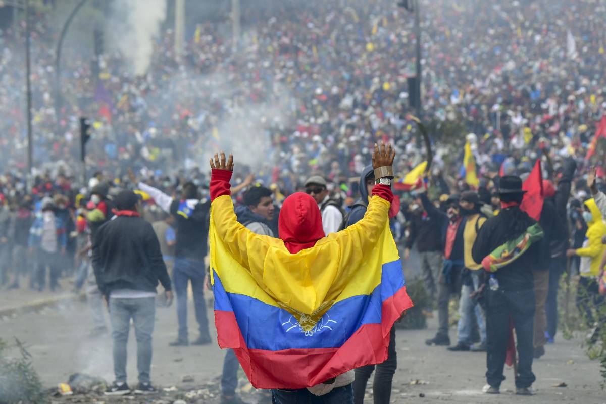 Todo comenzó por un alza del 120 % al precio del combustible de un día para otro y ahora Quito, capital de Ecuador, está sumida en manifestaciones que piden al gobierno de Lenín Moreno cambiar sus planes económicos.. Foto: AFP