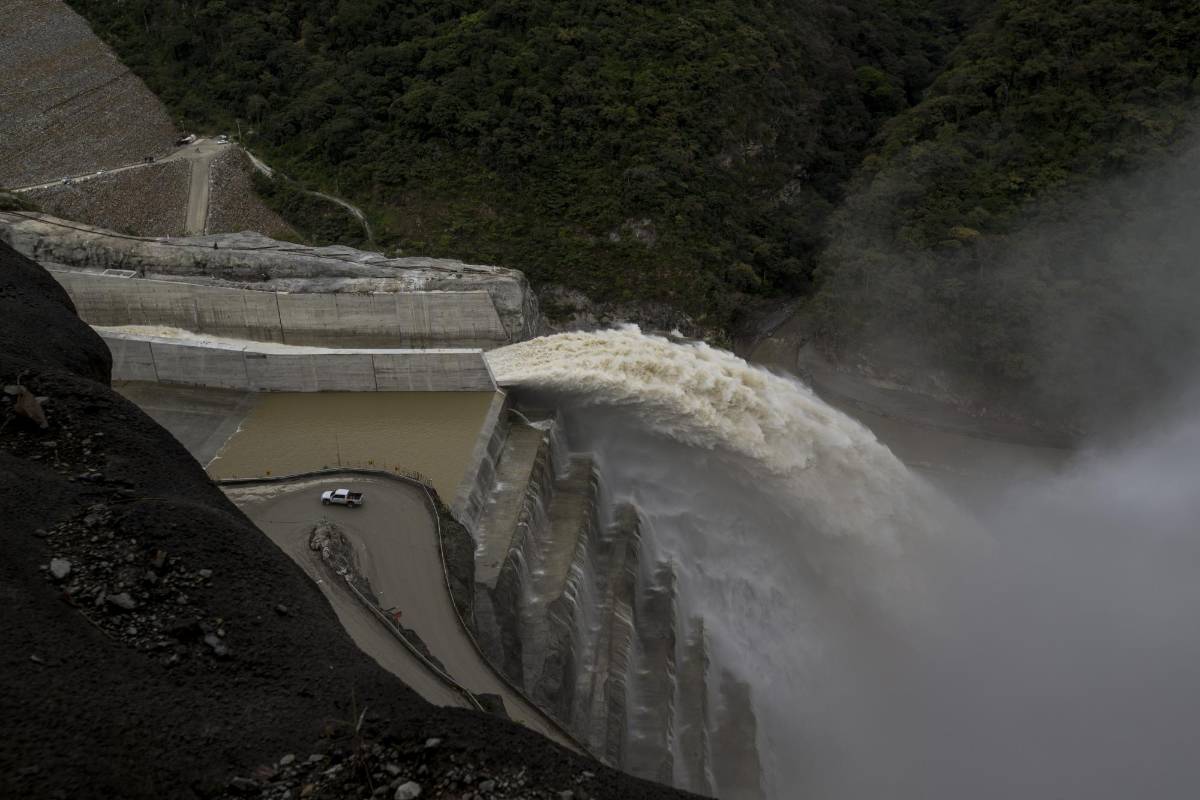 La apertura de esta compuerta le permite a EPM iniciar la recuperación de la megaobra. Foto Jaime Pérez