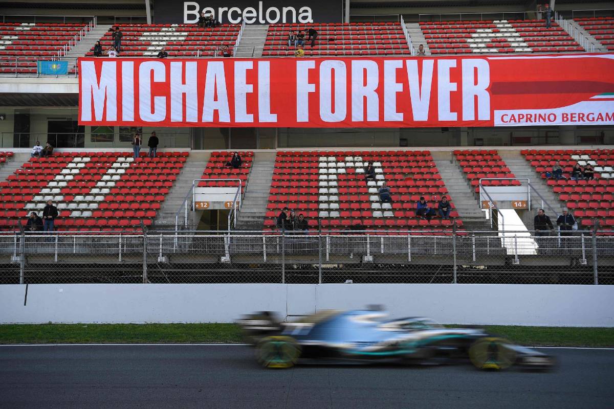 Una pancarta en referencia al ex piloto alemán Michael Schumacher durante las pruebas de la nueva temporada del Gran Premio de Fórmula Uno en el circuito de Cataluña en Montmeló. Foto: AFP