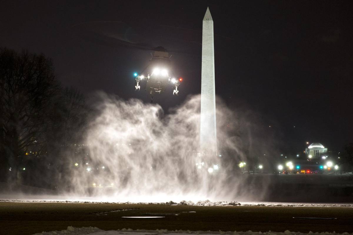El helicóptero que transportaba al presidente Barack Obama, aterriza en el Jardín Sur de la Casa Blanca, a su regreso de Chicago. FOTO AP