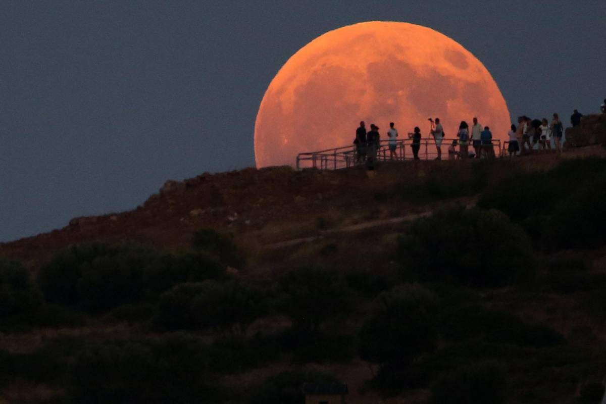 Luna sobre el templo de Poseidón en el cabo de Sunión, 65 kilómetros al sur de Atenas. FOTO: Efe