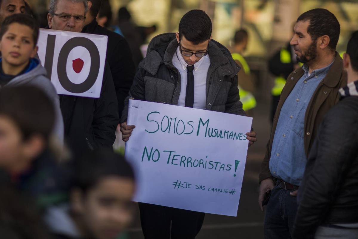 En Madrid, cientos de personas, entre ellas muchos musulmanes, se concentraron en la emblemática Puerta del Sol y en la plaza de Atocha, en esta última frente al monumento a las víctimas de los atentados de marzo de 2004, en los que 191 personas murieron en ataques simultáneos a cuatro trenes de cercanías perpetrados por yihadistas. FOTO AP