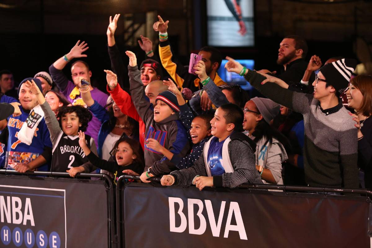 Fans interactúan con sus jugadores favoritos durante el juego de las estrellas de la NBA 2015 en Nueva York. FOTO AFP