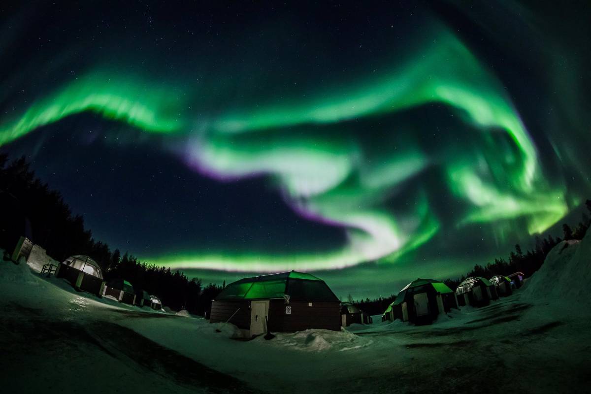 La aurora boreal se ve en el cielo sobre el hotel Arctic Snow en Rovaniemi, Finlandia. REUTERS / Alexander Kuznetsov
