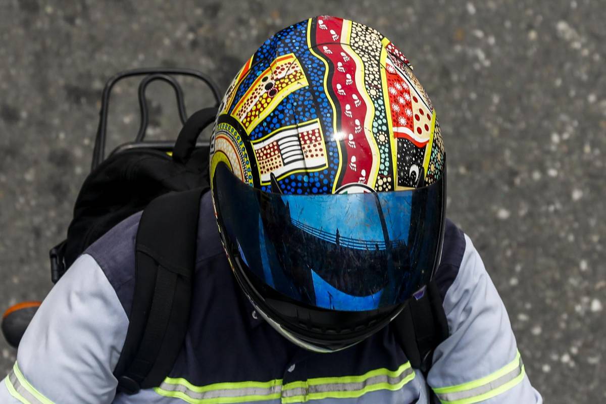 Ingenio en los cascos de los motociclistas. Foto : Jaime Pérez