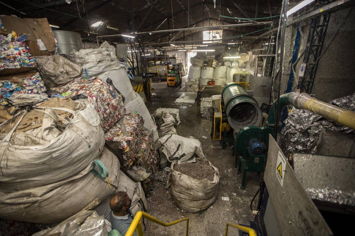 Los materiales reciclados son tratados y transformados, disminuyendo el impacto ambiental que ejercen día a día. Foto. Camilo Suárez