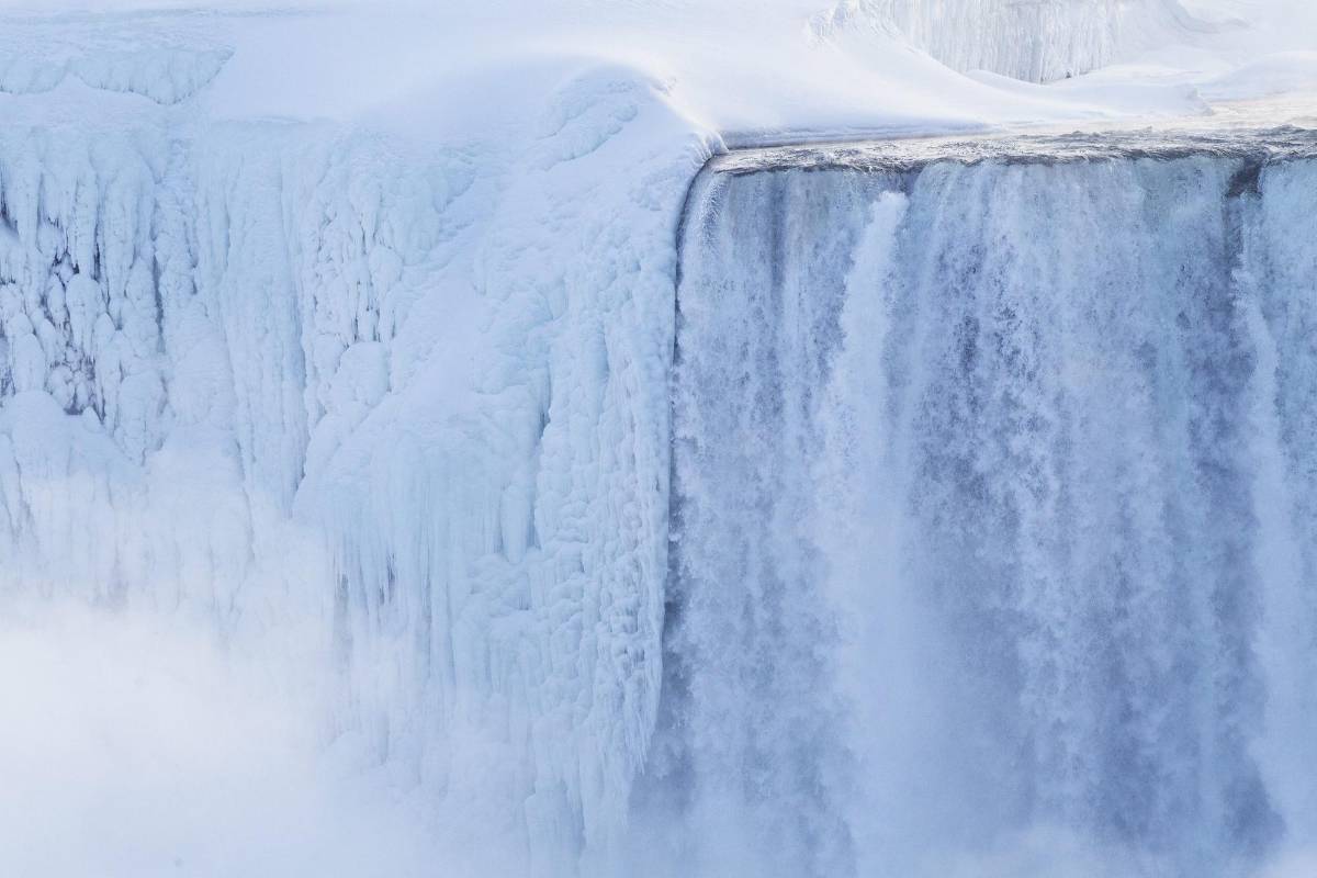 Aunque el agua sigue cayendo en su interior, el agua exterior se congela. FOTO AP