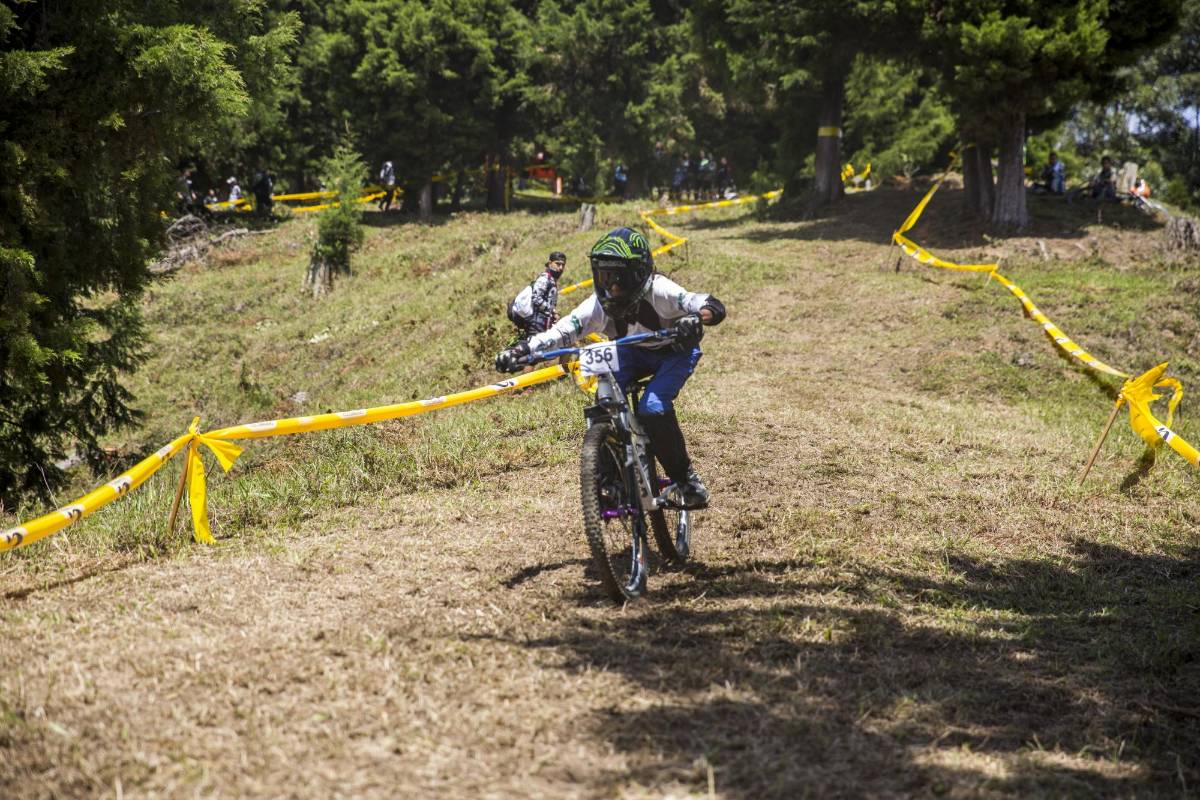 70 hombres y dos mujeres compitieron por lograr el menor tiempo posible en el descenso de la pista corta que tenía dos grandes saltos y altas velocidades. Foto: Esteban Vanegas