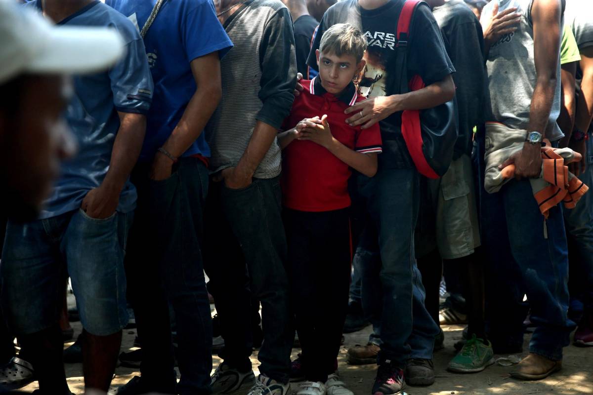 Un niño venezolano hace fila mientras espera un almuerzo gratis en el refugio de migrantes “Divina Providencia”, en las afueras de Cúcuta. FOTO REUTERS