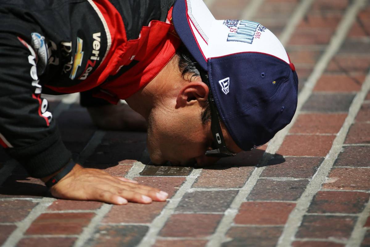 Montoya, ganador de esta legendaria carrera por primera vez en 2000, se impuso hoy a su compañero de equipo, el australiano Will Power, y al estadounidense de Chip Ganassi Racing Charlie Kimball. FOTO AFP