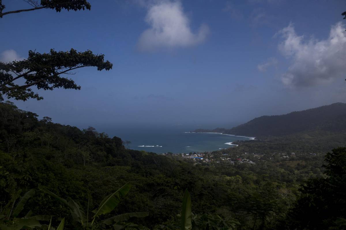 Desde las montañas del Darién se camina entre seis y nueve días para cruzar hasta Panamá, tratando de huir del ejército de ese país que patrulla la zona. Foto: Esteban Vanegas