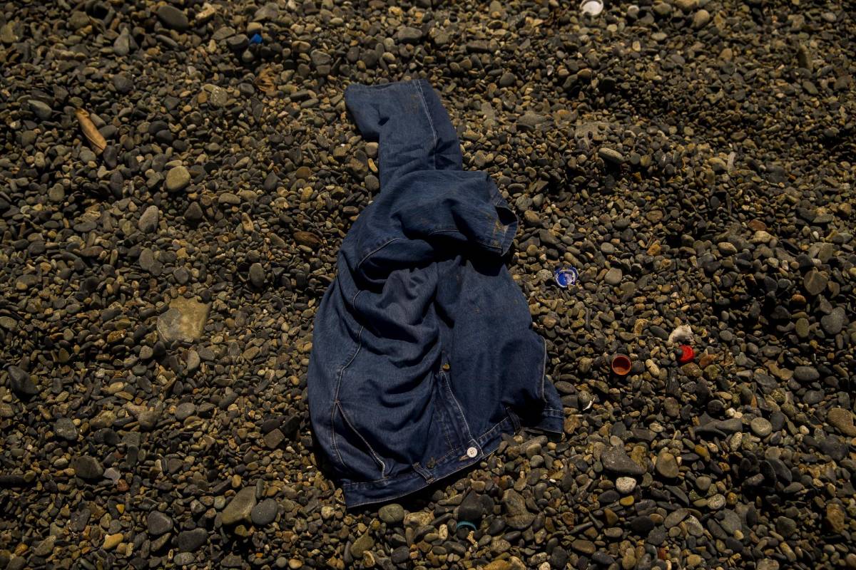 Viajan con pocas pertenencias, algunas de las cuales deben dejar abandonadas en las playas y la selva cuando ocurren los operativos y huyen hacia la selva. Foto: Esteban Vanegas