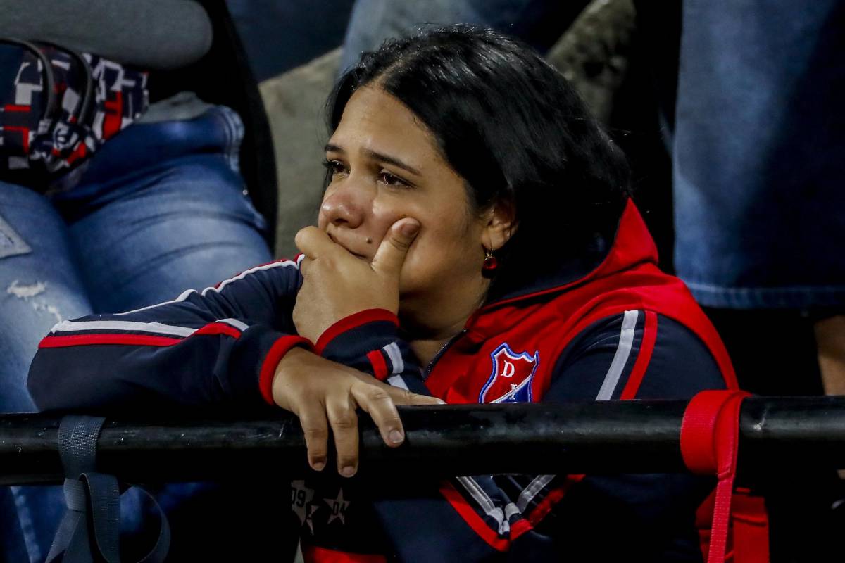 La fanaticada roja que siempre acompaña al equipo ya no soporta más los malos resultados. Foto Jaime Pérez