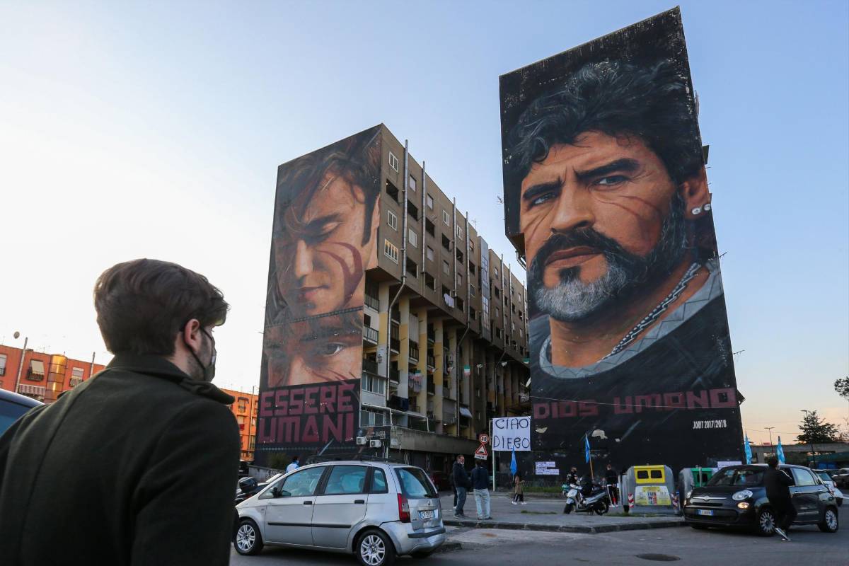 Un mural gigante en Nápoles ha sido el punto de concentración de cientos de seguidores del astro argentino. FOTO AFP